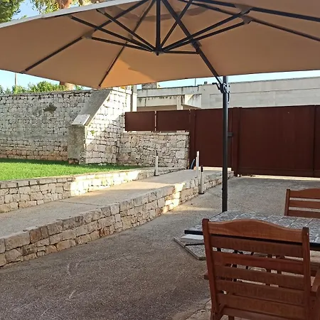 ゲストハウス Trulli Sull'aia San Michele *